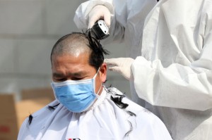 疫情期间理发师免费理发（疫情期间理发师为居民理发）