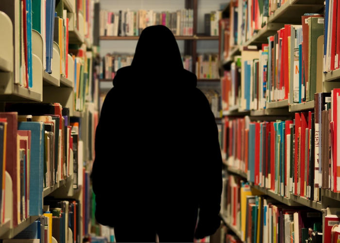 当教室门被推开，一张动图背后的教育追问与集体记忆