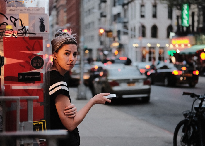 地铁末班车驶过零点,公交站台亮着守候的灯,郑州夜归人的时间地图 地铁末班车驶过零点,公交站台亮着守候的灯,郑州夜归人的时间地图