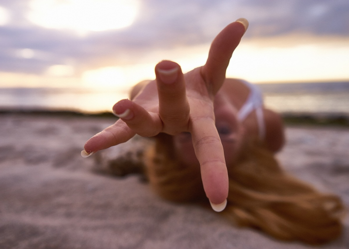 腰疼是新冠肺炎的症状吗？女性尤其要警惕这些信号