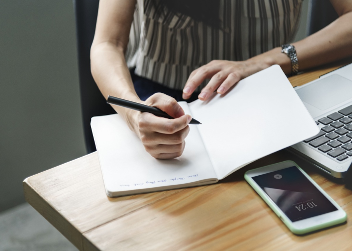 外卖被扔垃圾桶，高校管理不能只有扔的粗暴