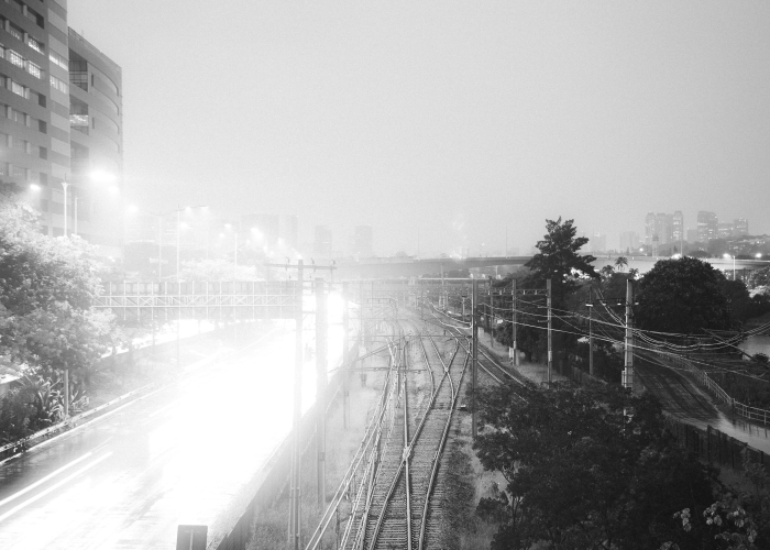 K7031列车，疫情下的移动孤岛与人性微光