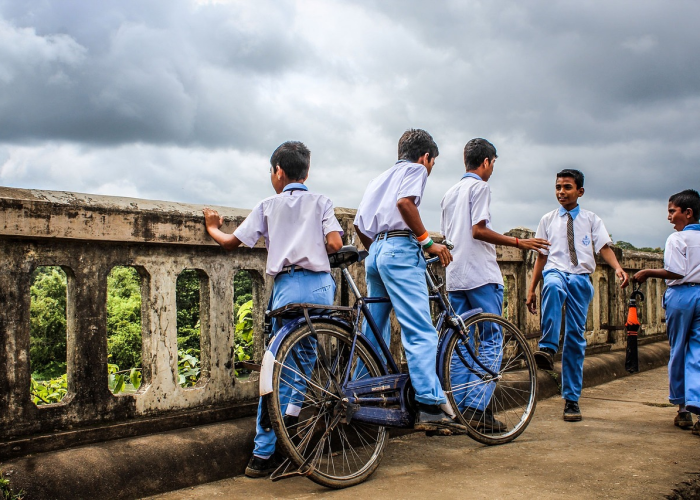 封校围城，西安校园里的青春孤岛与时代烙印