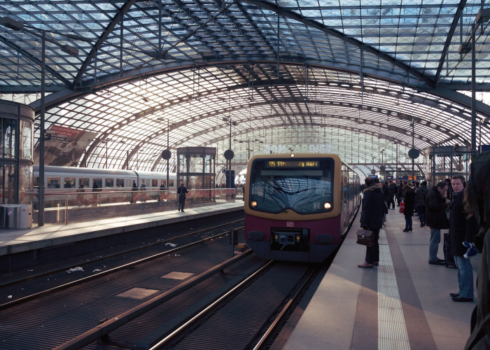 南京地铁全面恢复运营，市民出行回归正轨