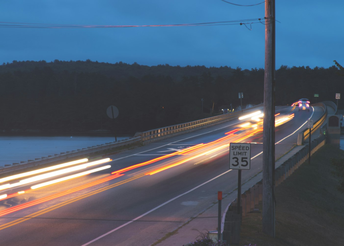 清明归途，免费通行，高速公路上的绿色与温情