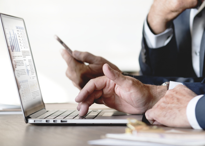 美国确诊超2768万，数字背后的社会裂痕与治理困境