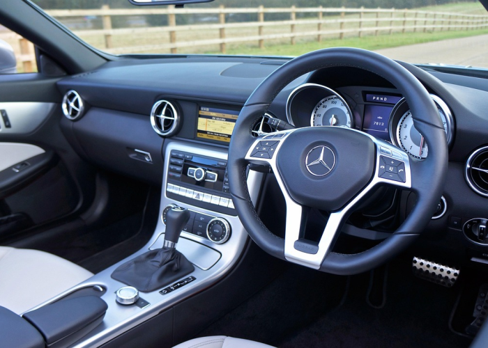 优雅与智能的再进化，全新奔驰E级轿车，定义豪华出行新标杆