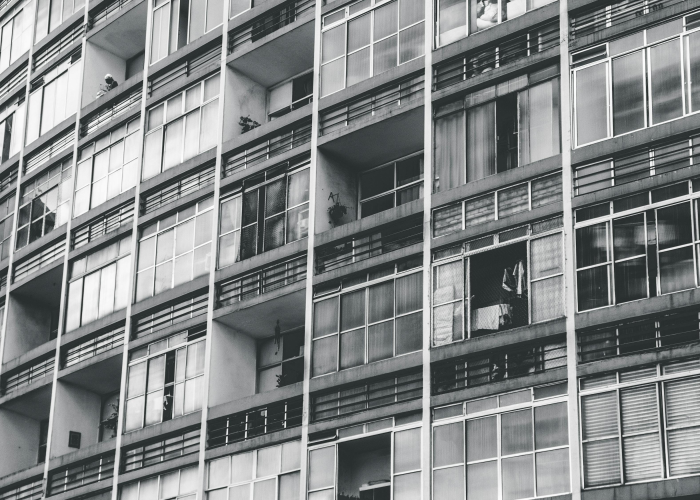 华南海鲜市场三楼，那扇凌晨三点还亮着的窗