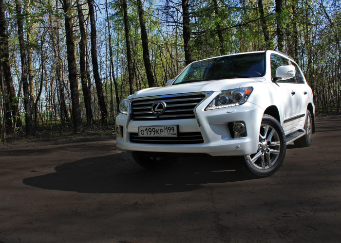 路虎撞碎护栏，撞不碎什么？