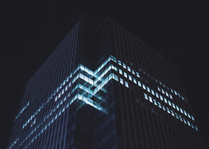 上海深夜写字楼的最后一声叹息，当猝死成为都市暗语