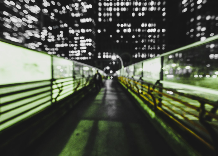 新冠阴影下的校园，多地学校为何再次按下暂停键？