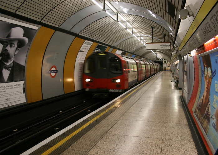 上海地铁封闭，城市动脉的暂停与脉动