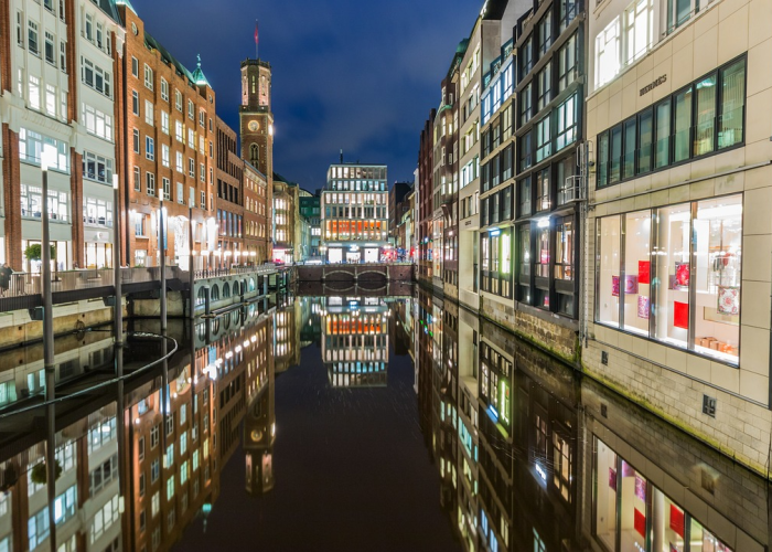 上海地铁封闭，城市动脉的暂停与脉动