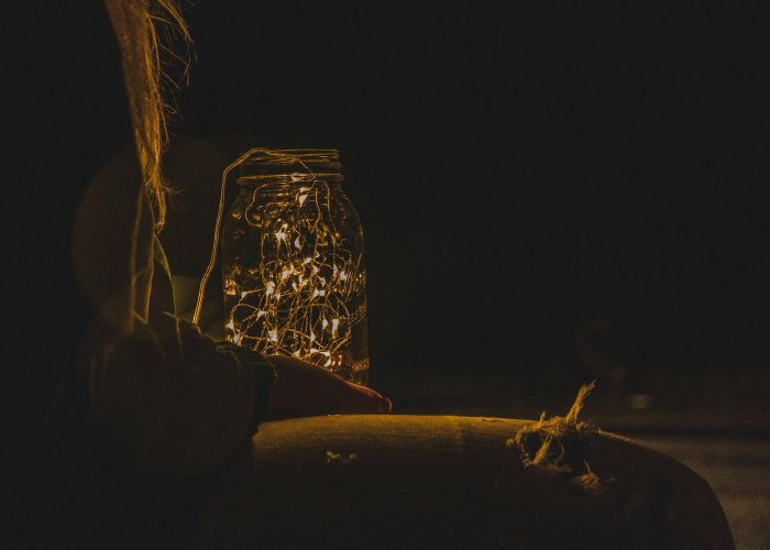 11月1日，当万圣狂欢褪去，烛光在寂静中亮起