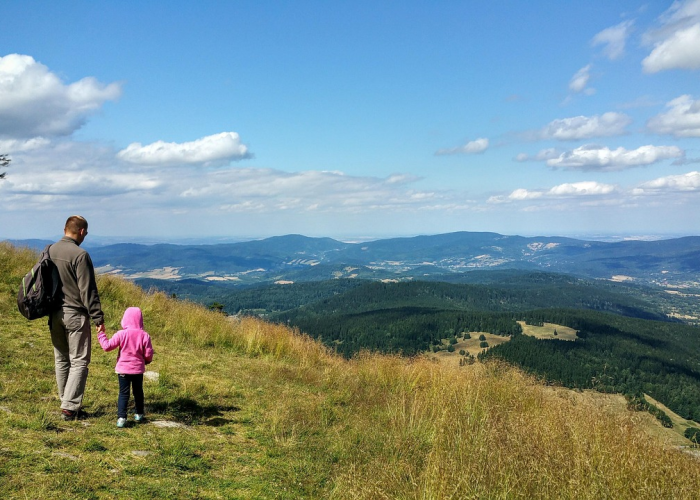 峰峰最新动态，新作筹备与公益行动并行，多维度展现成长轨迹