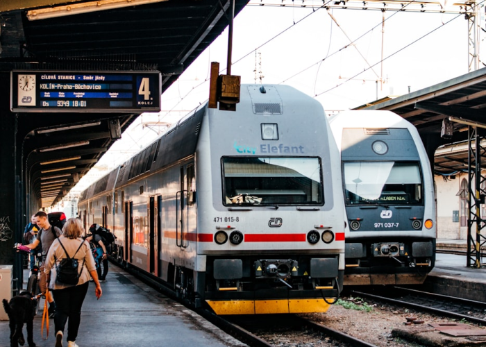 国内这趟火车有2名确诊，为何全车密接者仅78人？