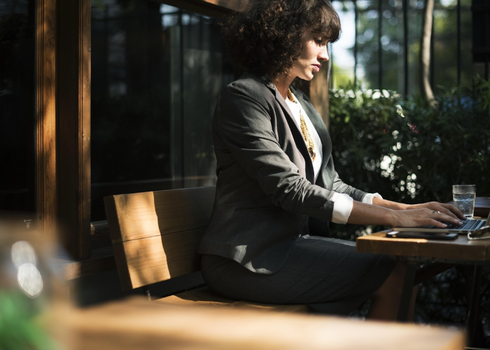 派对女郎，霓虹灯下的清醒与迷途