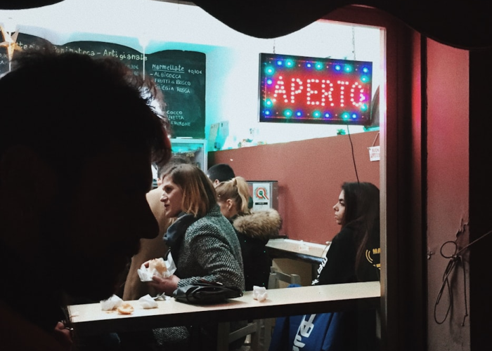 霓虹熄灭之后，上海KTV的退场与城市记忆的暗面