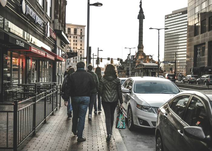 霓虹熄灭之后，上海KTV的退场与城市记忆的暗面