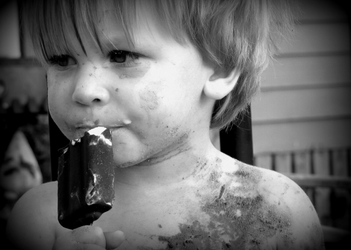 被火舌舔过的童年