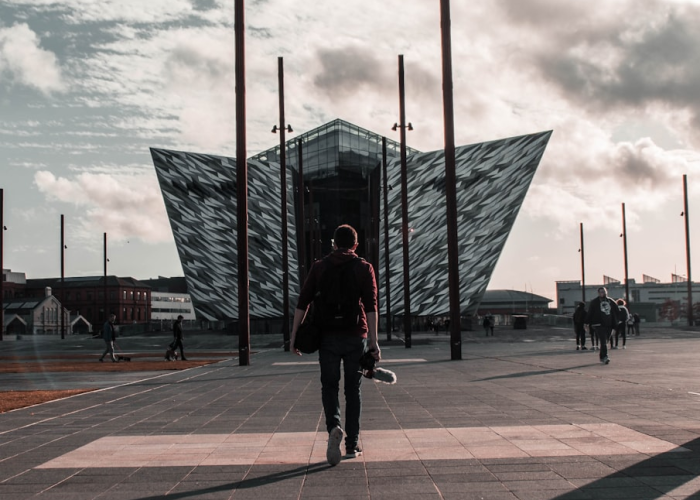 上海人口2021，超2400万人的都市脉动