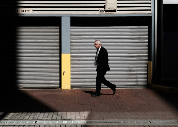 龙跃苑二区十二日，一扇紧闭的门，与无数双推开它的手