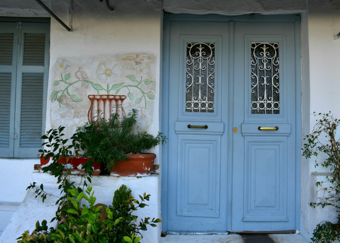 龙跃苑二区十二日，一扇紧闭的门，与无数双推开它的手