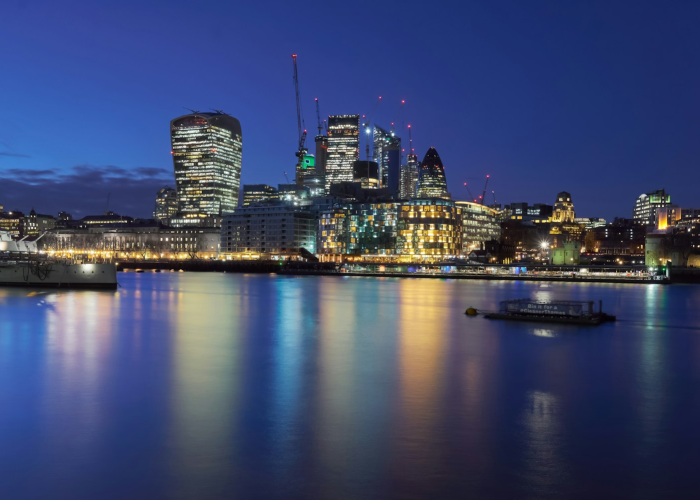 大连关停，一座港口城市的转型阵痛与未来想象