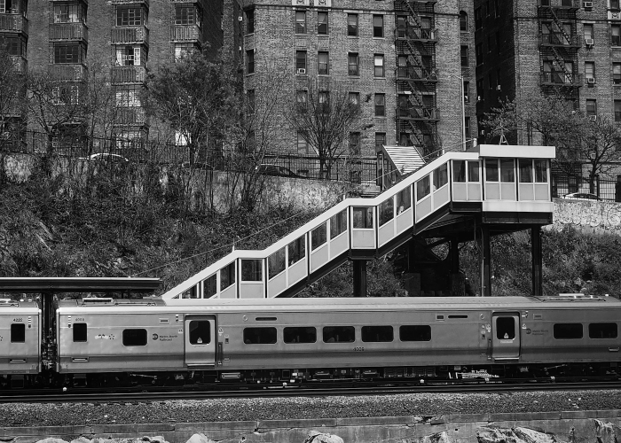 K1068次列车，一趟开往未知的旅程，与一个时代的防疫侧影